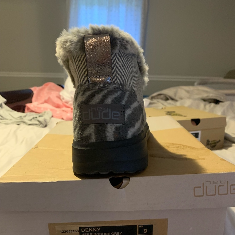 Hey DUde. Womens size 9. Brand new in box.